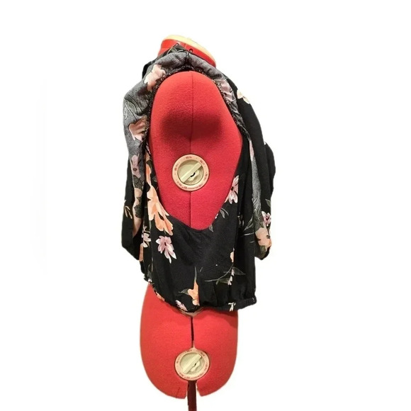 Torrid, Size 1X, Black Floral Crop Blouse - Picture 9 of 14